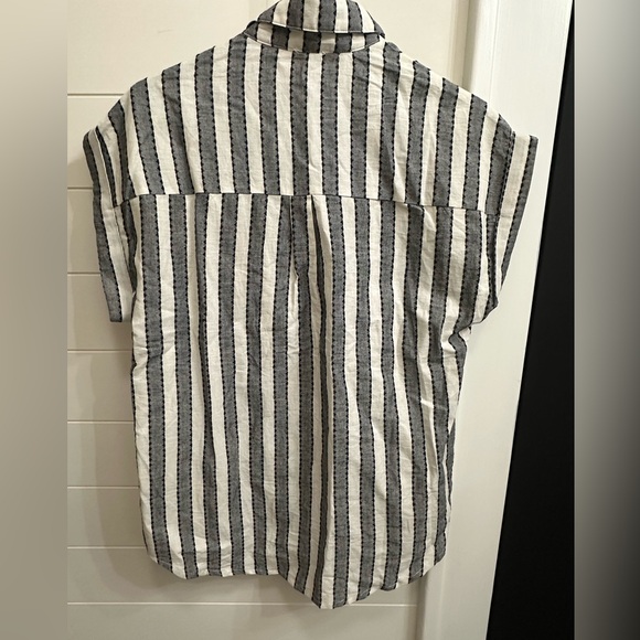 Dee elly sleeveless button down blouse. - Picture 3 of 3